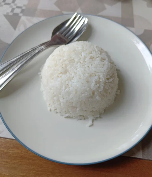 Riz Dans Une Assiette Blanche Avec Cuillère Fourchette Sur Table — Photo