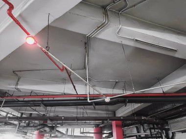 Bir alışveriş merkezinin otoparkına kablo ve su tesisatı kurulumu.