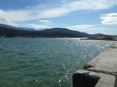 Dağlardaki göl manzarası