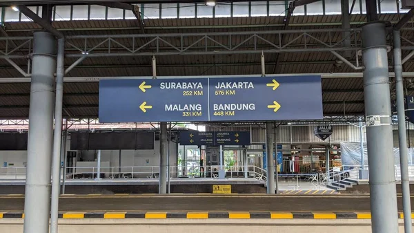 SURAKARTA, INDONESIA HAZİRAN 06, 2022 Büyük şehirlerin adlarını ve Solo Balapan İstasyonu, Surakarta, Central Java, Endonezya 'dan gelen trenlerin servis ettikleri mesafeleri içerir..