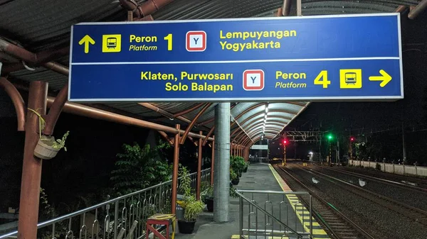 YOGYAKARTA, INDONESIA HAZİRAN 06, 2022 Maguwo tren istasyonu, Yogyakarta 'daki tabelada, gideceğiniz şehrin adına göre platformla ilgili bilgiler var..