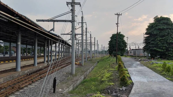 インドネシア スラカルタ2022年6月4日インドネシア中部ジャワ州スラカルタ市のソロ バラパン駅における通勤線の電力需要を供給するための電柱の列 — ストック写真
