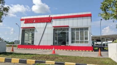 SEMARANG, İNDONEZYA 10 Mayıs 2022 Trans Semarang otobüs durağı için bir bina.