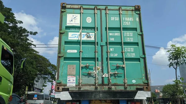 Semarang Indonesia Μαϊου 2022 Ένα Πράσινο Κοντέινερ Μεταφέρεται Φορτηγό — Φωτογραφία Αρχείου