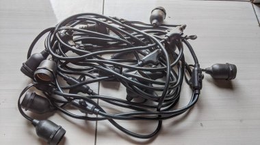 Avize montajının kablosu fayansların üzerinde yatıyordu..