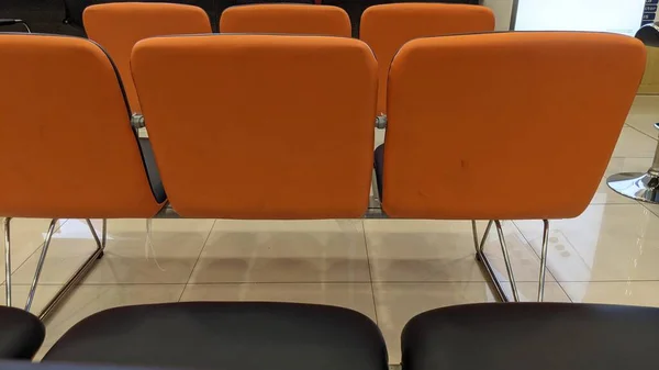 Widok Zza Rzędu Krzeseł Gdzie Oparcie Jest Pomarańczowe Siedzenie Czarne — Zdjęcie stockowe