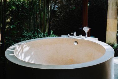 Betondan yapılma yuvarlak küvet ve terrazzo kaplama. Ubud, Bali 'deki villada kullanılır.