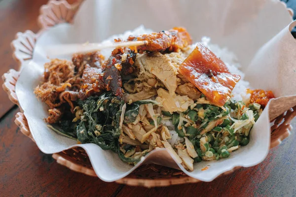 Talerz Typowego Balijskiego Jedzenia Zwanego Nasi Babi Guling Lub Rolada — Zdjęcie stockowe