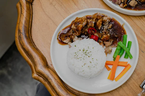 Prato Frango Pimenta Preta Com Arroz Feijão Verde Adicional Cenoura — Fotografia de Stock