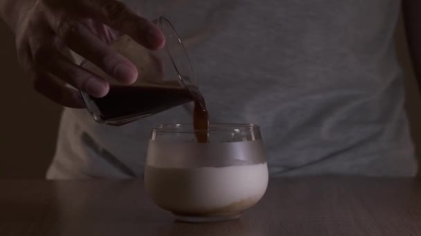 Een Man Giet Espresso Een Kopje Melk Weinig Licht Toestand — Stockvideo