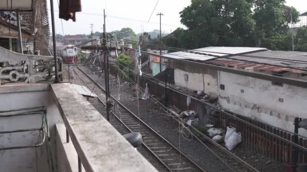 Indonéz Kormány Nagysebességű Mozgó Vonata Erkélyről Nézve — Stock videók