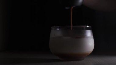 Portatif el espresso makinesi kullanarak bir fincan kahve yapmak.