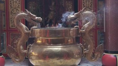 Konfüçyüs 'ün sundukları tanrılarına ibadet göstergesidir.