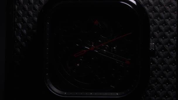Timelapse Αυτόματο Μηχανικό Ρολόι Χτυπάει Μερικές Διαρροές Φωτός — Αρχείο Βίντεο