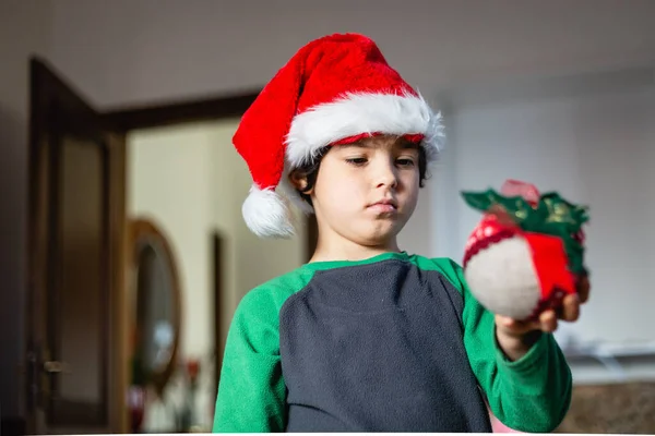 Yaşındaki Bir Kızın Düşük Açısı Gündüzleri Evdeki Noel Ağacını Süslemektir — Stok fotoğraf