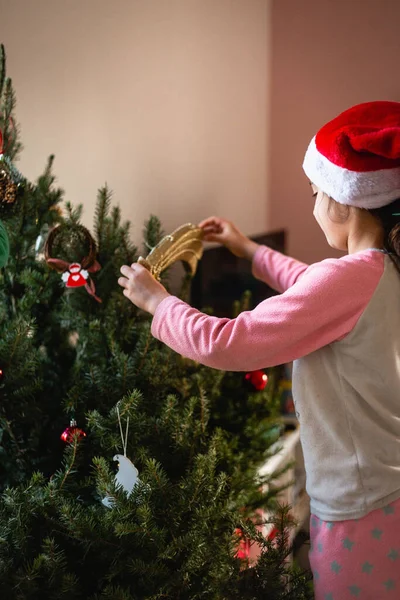 Uma Menina Anos Está Decorando Árvore Natal Com Brinquedos Vermelhos — Fotografia de Stock