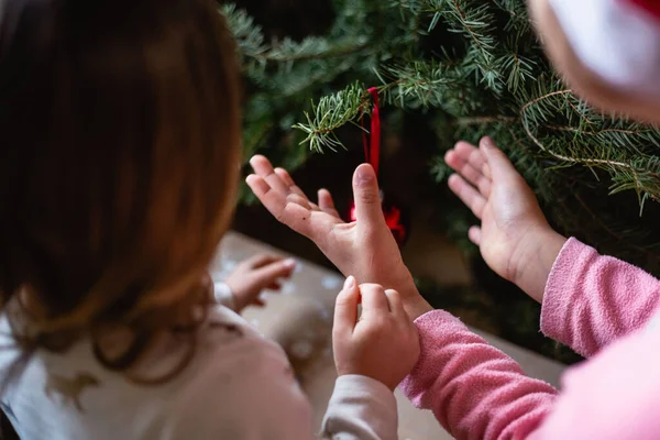 Vista Próxima Das Mãos Das Crianças Decorar Árvore Natal Casa — Fotografia de Stock