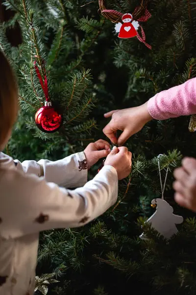 Çocukların Yakın Görüntüsü Gün Içinde Evde Noel Ağacı Süsleme — Stok fotoğraf