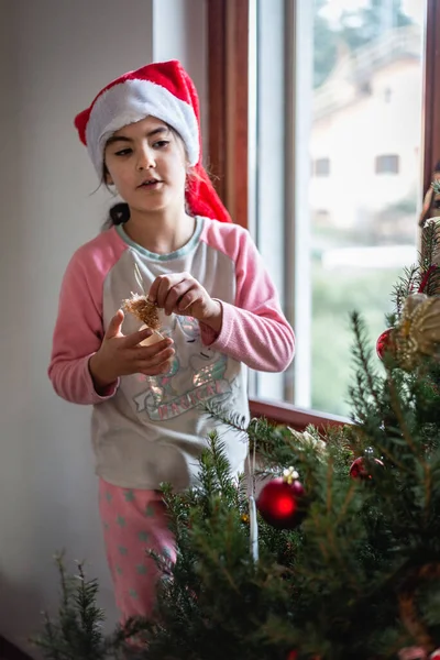 Vista Frontal Uma Menina Anos Idade Está Decorando Árvore Natal — Fotografia de Stock