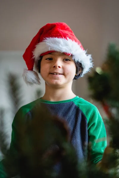 Yaşındaki Gülümseyen Kız Noel Baba Nın Kırmızı Şapkasını Takıyor Noel — Stok fotoğraf