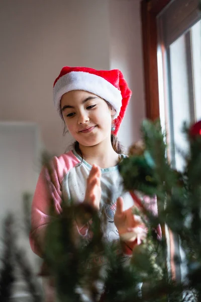 Menina Sorridente Anos Idade Usando Chapéu Vermelho Papai Noel Sorri — Fotografia de Stock