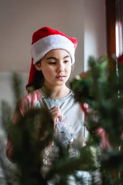 Baixo Ângulo Uma Menina Anos Idade Está Decorando Árvore Natal — Fotografia de Stock