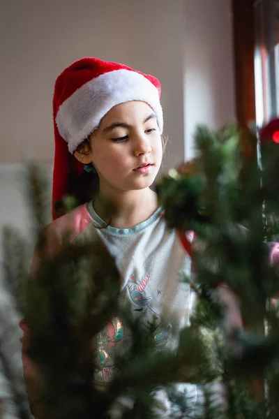 Baixo Ângulo Uma Menina Anos Idade Está Decorando Árvore Natal — Fotografia de Stock