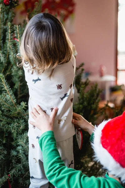 Irmãzinha Decorando Árvore Natal Casa Irmã Mais Velha Ajudando Segurando — Fotografia de Stock