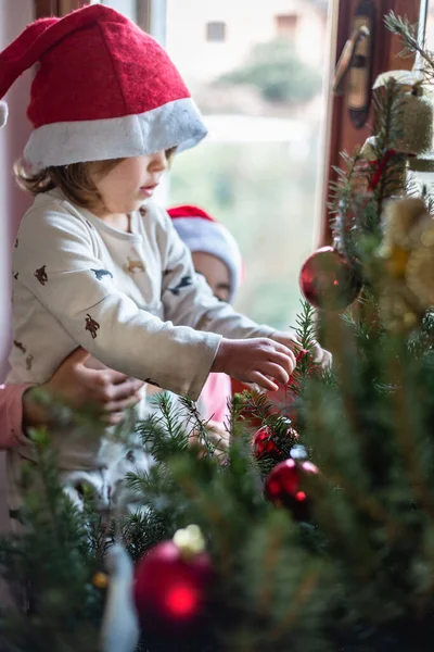 Irmãzinha Anos Irmã Mais Velha Anos Decorando Árvore Natal Casa — Fotografia de Stock