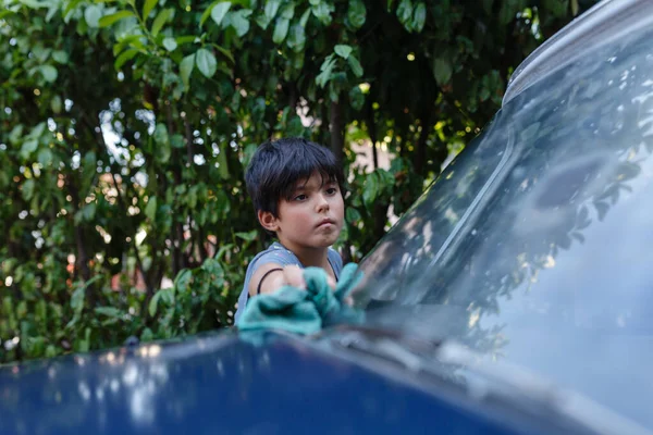 Chica Años Con Corte Pelo Corto Está Lavando Coche Vintage —  Fotos de Stock