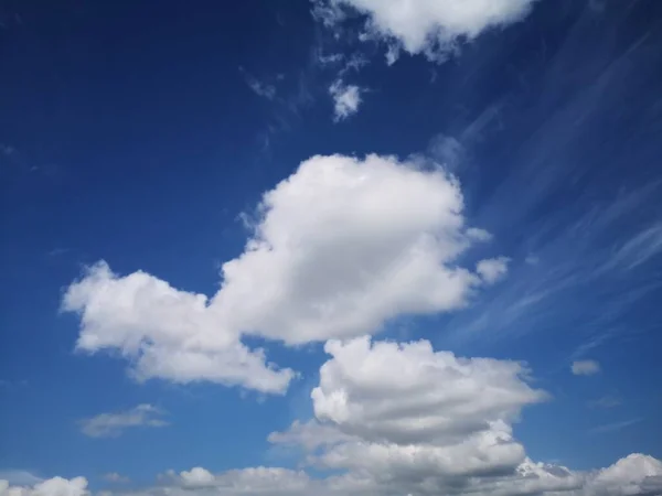 Białe Puszyste Chmury Błękitnym Niebie Natura — Zdjęcie stockowe