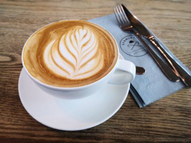 Kahve fincanı, çay tabağıyla izole edilmiş.