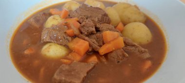 Pişmiş Gulaş güveci kışın bir tabakta izole edilmiş.