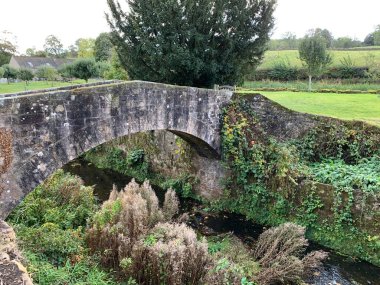 İngiltere 'nin kuzeyindeki Yorkshire nehri üzerindeki taş köprü.