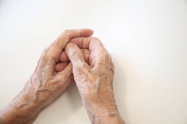 Büyükannenin elleri kırış kırış, bir emeklinin yaşlı elleri, deride damarlar, bir kadında yaşlılık..