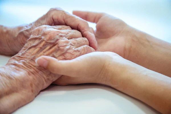 Mãos Criança Nas Mãos Avó Velha Pele Acastanhada Mulher Idosa — Fotografia de Stock