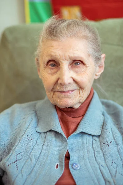 Portret Babci Staruszka Siedząca Domu Lat Podeszły Wiek Zmarszczki Twarzy — Zdjęcie stockowe