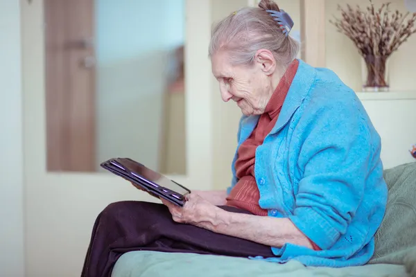 Older Woman Talking Tablet Modern Grandmother Silver Surfer Sitting Home — Stock Photo, Image