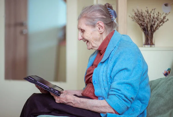 Older Woman Talking Tablet Modern Grandmother Silver Surfer Sitting Home — Stock Photo, Image