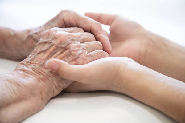 Handen Van Het Kind Handen Van Grootmoeder Oude Bruinachtige Huid — Stockfoto