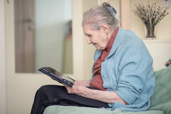 Older Woman Talking Tablet Modern Grandmother Silver Surfer Sitting Home — Stock Photo, Image