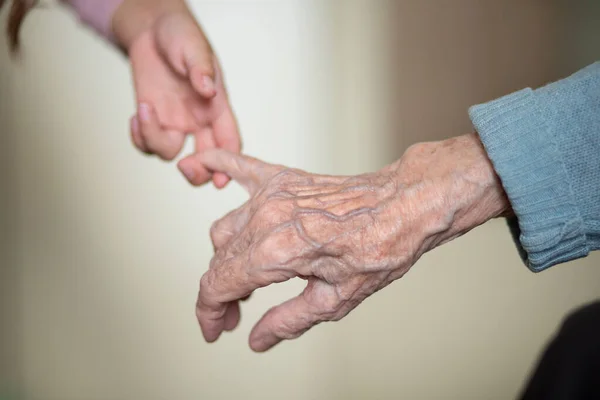 Handen Van Het Kind Handen Van Grootmoeder Oude Bruinachtige Huid — Stockfoto