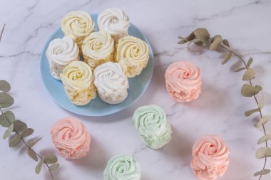 Elma ve nane ile yapılmış ev yapımı marşmelovlar (zephyr) ile düz bir zeminde uzanmış, arkaplanda tatlı, havadar, pudra şekeri serpiştirilmiş kekler, güzel şenlikli arka plan.