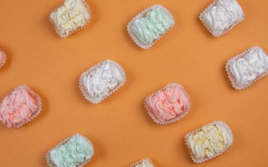 Elma ve nane ile yapılmış ev yapımı marşmelovlar (zephyr) ile düz bir zeminde uzanmış, arkaplanda tatlı, havadar, pudra şekeri serpiştirilmiş kekler, güzel şenlikli arka plan.