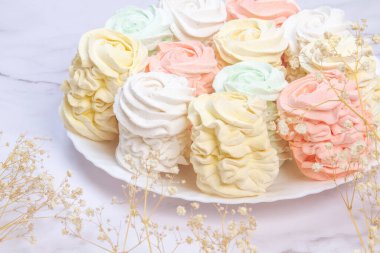 Elma ve nane ile yapılmış ev yapımı marşmelovlar (zephyr) ile düz bir zeminde uzanmış, arkaplanda tatlı, havadar, pudra şekeri serpiştirilmiş kekler, güzel şenlikli arka plan.