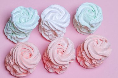 Elma ve nane ile yapılmış ev yapımı şekerlemeler (zephyr), turuncu bir arka planda tatlı, havadar, pudra şekeri serpiştirilmiş pastalar, güzel şenlikli arka plan.