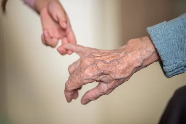 Mãos Criança Nas Mãos Avó Velha Pele Acastanhada Mulher Idosa — Fotografia de Stock