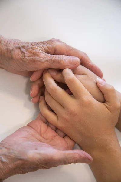 Mãos Criança Nas Mãos Avó Velha Pele Acastanhada Mulher Idosa — Fotografia de Stock