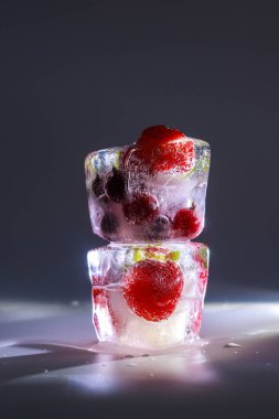 Dondurulmuş çilek buz küpleri