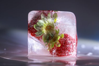 Buzlu taze çilek.